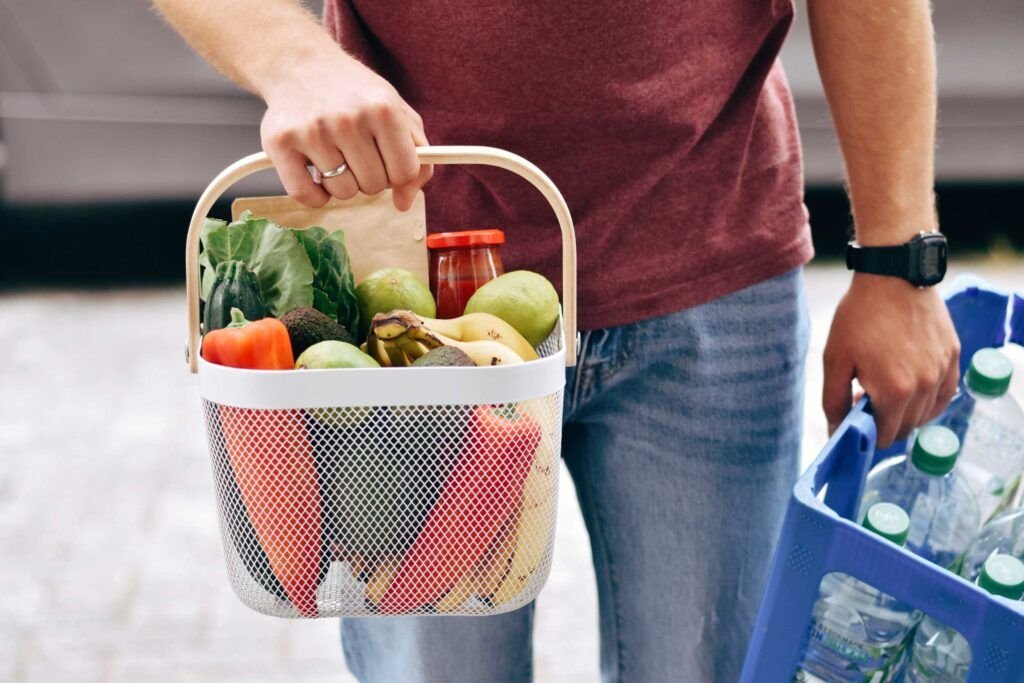 Vertrauensvolles Gespräch zwischen Pflegekraft und Seniorin